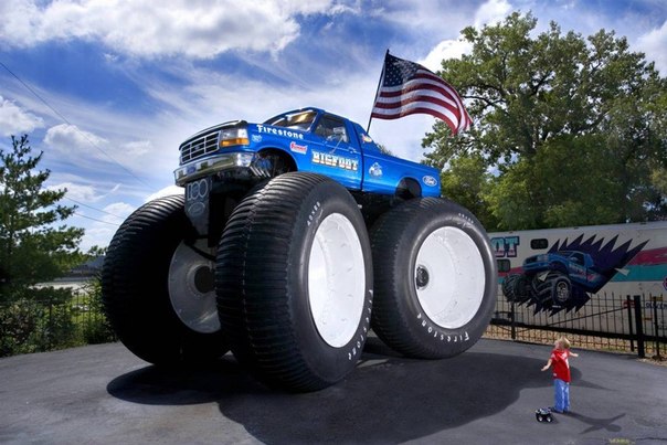 Bigfoot 5 составляет 4,7 метров в высоту, его колеса достигают 3 метра в высоту, а весит это чудо 17 236 кг. Это один из 17 джипов Bigfoot, созданных Бобом Чэндлером из Сейнт-Луиса, штат Миссури. Эта модель была построена летом 1986 года. автомобиль «припаркован» в Сейнт-Луисе и иногда появляется на городских событиях. (Richard Bradbury / Guinness World Records)