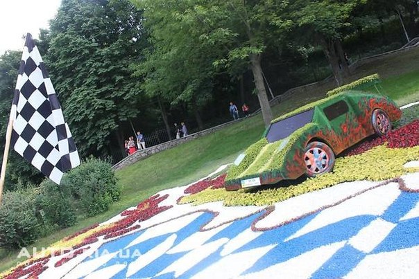 В Киеве открыли цветочный автосалон