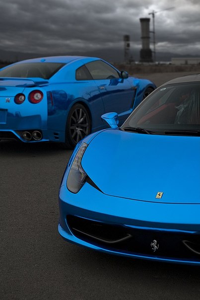 Синие Nissan GTR и Ferrari 458 Italia
