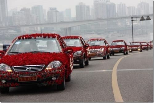 Молодой китаец в день свадьбы подарил невесте 99999 роз.