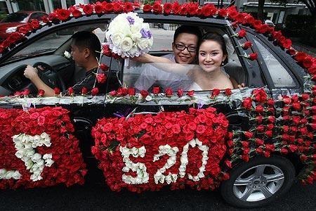 Молодой китаец в день свадьбы подарил невесте 99999 роз.