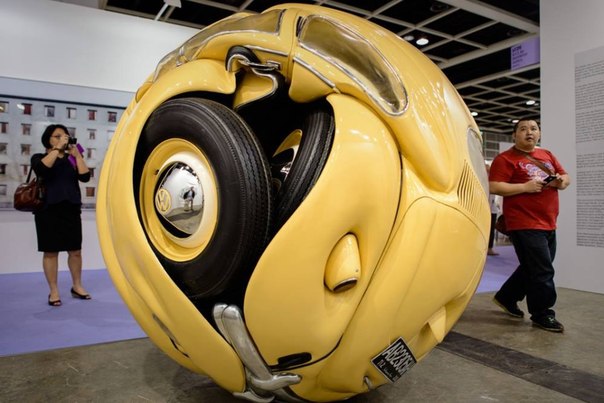 Индонезийский скульптор превратил пять «жуков» Volkswagen в идеальные шары