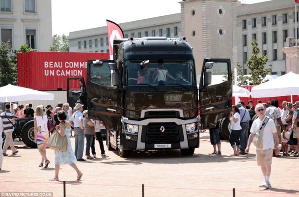 Гигантский 3D стрит-арт, посвящённый новой линейке грузовиков Renault в Лионе