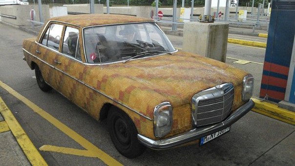 Старенький Mercedes покрытый вкусной оболочкой 