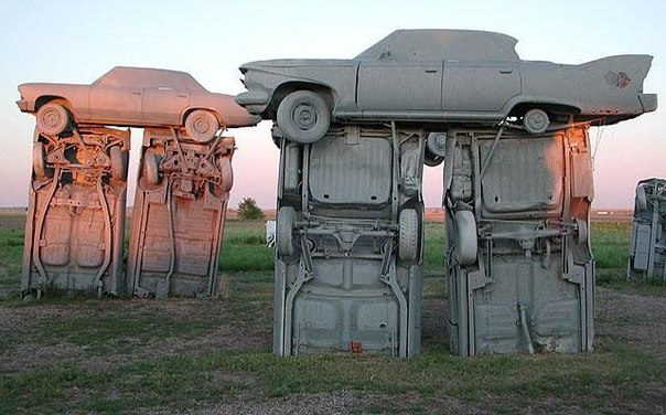 Монумент из старых американских машин выставлен на продажу 