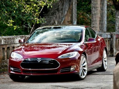 Tesla хочет сделать доступный электромобиль