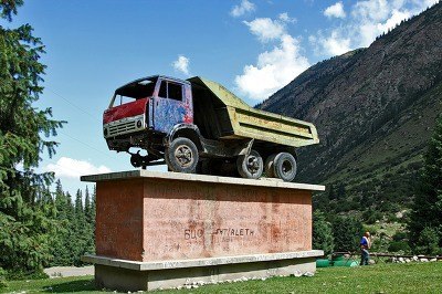 Киргизы установили памятник челнинскому «КАМАЗу»