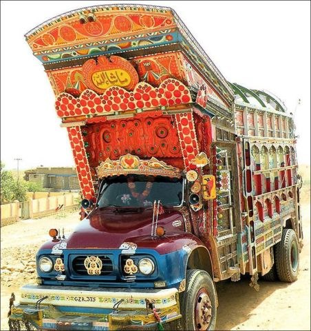 Пёстрый тюнинг грузовиков в Пакистане