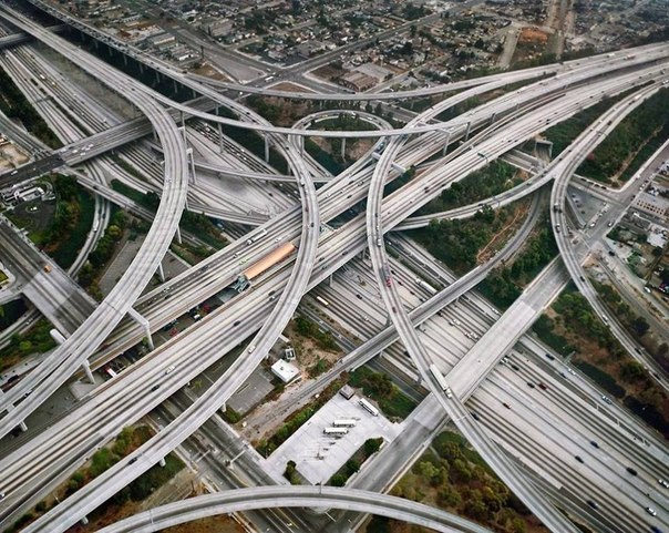 Транспортная развязка имени судьи Гарри Преджерсона в Лос-Анджелесе, США - гигантский 4-уровневый перекресток на пересечении двух межштатовых автомагистралей. Считается одной из сложнейших дорожных развязок на планете, названа "чудом инженерной мысли" за гениальное проектирование