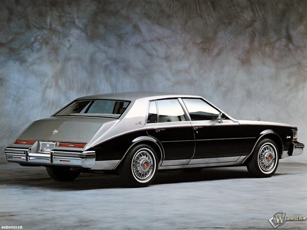 Абсолютно новый Cadillac Seville, появившийся в 1980 году, имел «граненый» кузов и выразительный дизайн, благодаря чему разительно отличался от всех автомобилей, которые можно было встретить на дорогах Америки.