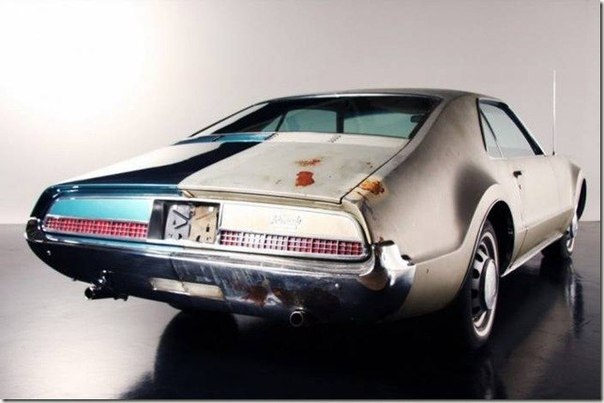 Oldsmobile Toronado, 1967 года выпуска находился в изношенном состоянии. Реставраторы восстановили половину автомобиля, а вторую половину оставили нетронутой. Таким способом, они хотели показать, как сложно восстанавливать ретро автомобили.