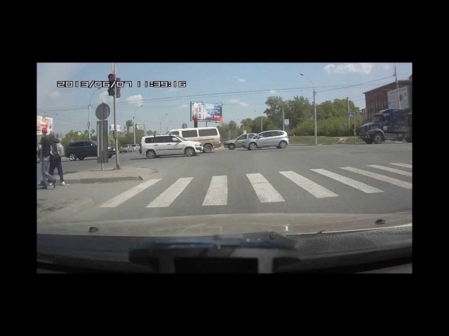 Новосибирск.  Водитель джипа решил поучить УАЗик, но он даже не подозревал о том, кто в нём едет.