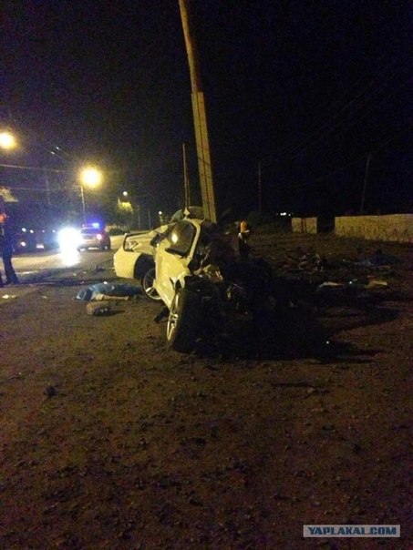 Жуткая авария, в которой погибли 3 человека, произошла ночью 9 июня около часа ночи на Николаевском шоссе Таганрога. 40-летний водитель автомобиля BMW-750 не справился с управлением и на скорости более 120 км/ч врезался в опору линии электропередач. 
