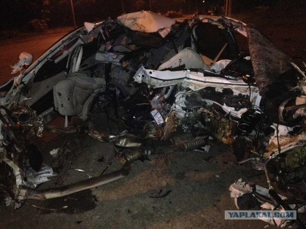 Жуткая авария, в которой погибли 3 человека, произошла ночью 9 июня около часа ночи на Николаевском шоссе Таганрога. 40-летний водитель автомобиля BMW-750 не справился с управлением и на скорости более 120 км/ч врезался в опору линии электропередач. 