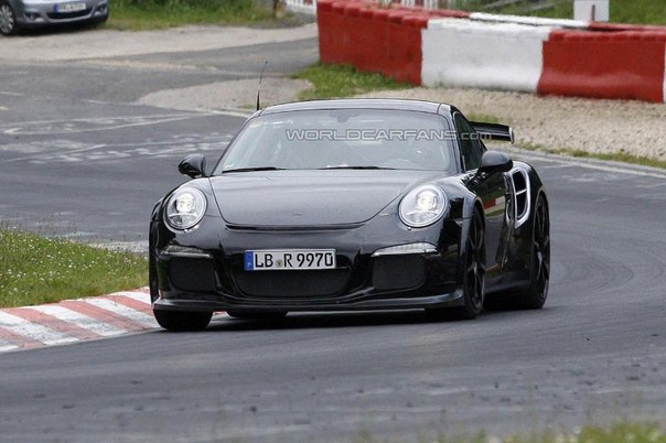 Получены первые изображения спортивного купе Porsche 911 GT2