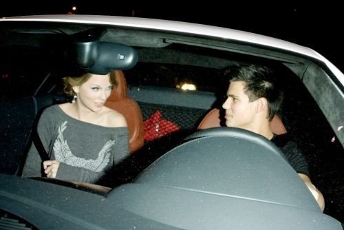 Девушка садится к своему парню в машину.