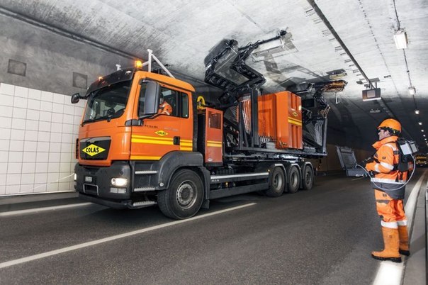 Вот так чистят туннели в Швейцарии