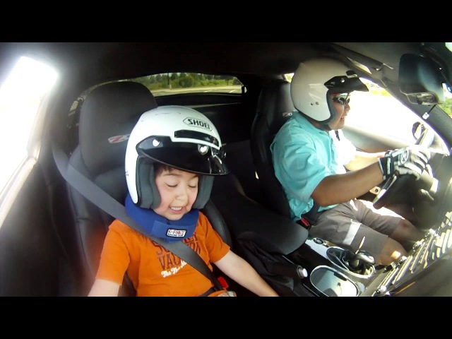Отец катает маленького сына на Chevrolet Corvette Z06