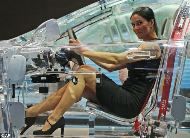 Полностью прозрачная акриловая машина была представлена на автосалоне Frankfurt Motor Show 2013