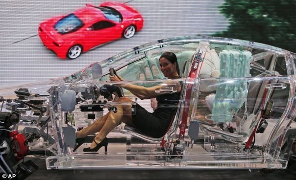 Полностью прозрачная акриловая машина была представлена на автосалоне Frankfurt Motor Show 2013