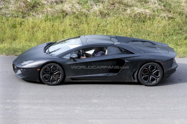 Lamborghini тестирует родстер Aventador