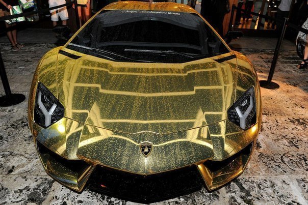 Gold Lamborghini Aventador LP 700-4