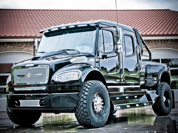 STRUT Freightliner Business Class M2 Sportchassis Grille Collection