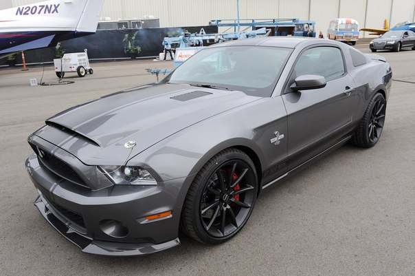 Ford shelby gt500 super snake
