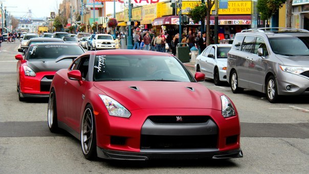 Nissan GT-R red