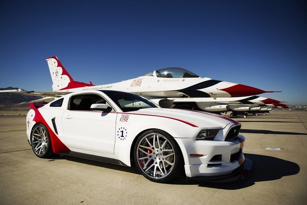 Ford Mustang GT USAF Thunderbirds Edition в честь пилотажной группы ВВС США "Thunderbirds". Выглядит покруче грозных F-16...